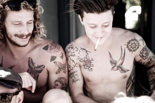 tattoo hirondelle torse