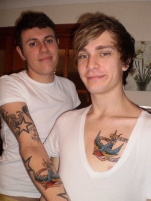 tattoo hirondelle torse