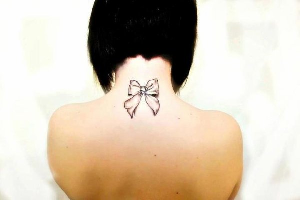 tattoo noeud nuque