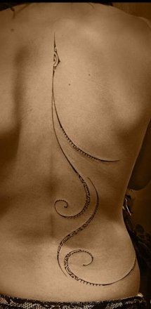 tattoo polynésien dos femme