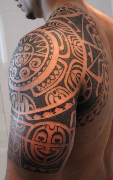 tattoo polynésien épaule bras
