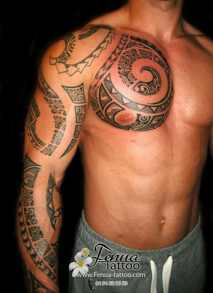 tattoo polynésien épaule bras